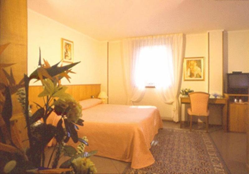Hotel Willy غيمونا ديل فريولي الغرفة الصورة