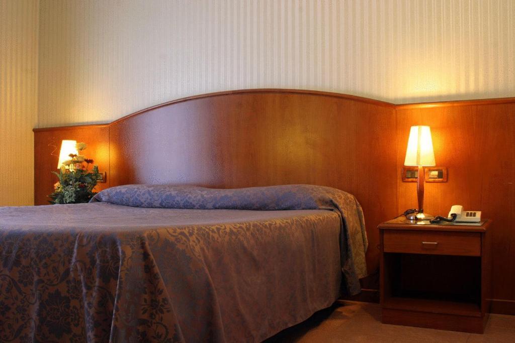 Hotel Willy غيمونا ديل فريولي الغرفة الصورة